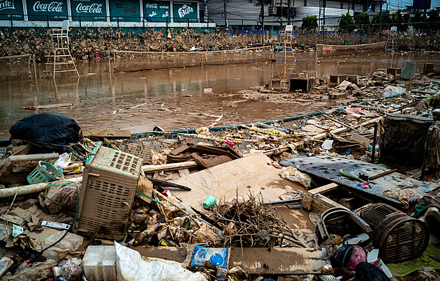 Záplavy v Thajsku si vyžádaly přes 160 obětí. Snímky ukazují devastaci země