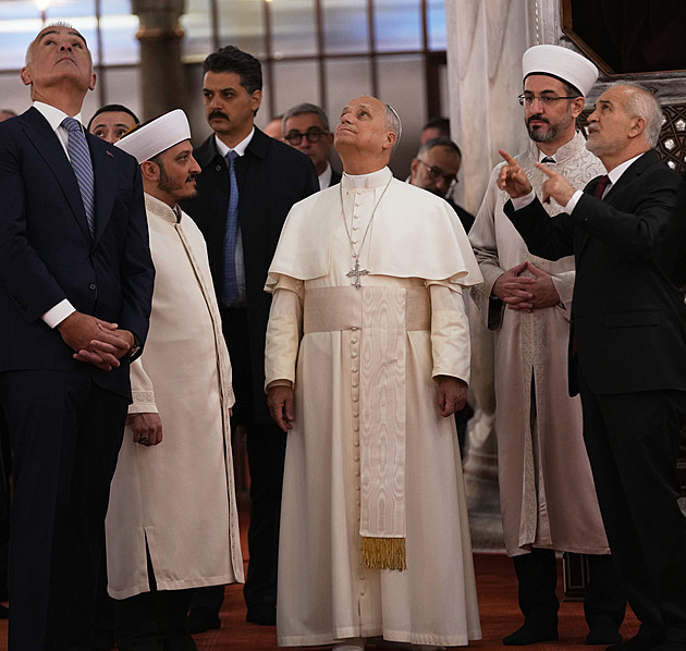 VIDEO: I papež se musel zout. Při návštěvě Modré mešity ukázal bílé ponožky