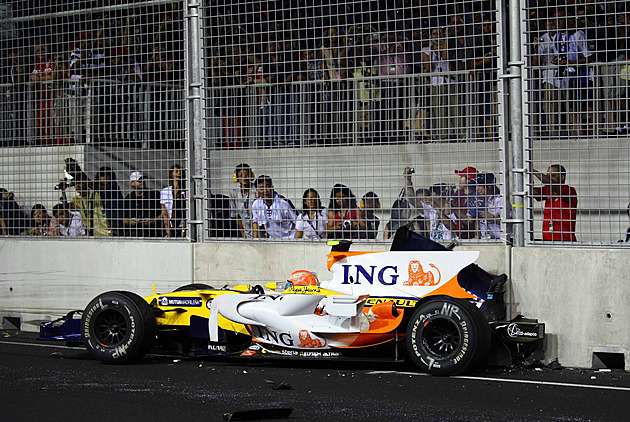 Chceš nám pomoct? Tak nabourej! Jak obří skandál zatřásl F1 a zastínil titul McLarenu