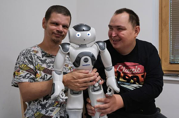 Robot Robic je navrený speciáln pro terapeutické úely a provází klienty...