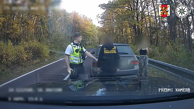 Sami se usvědčili. Posádka ujíždějícího BMW natočila, jak si za jízdy mění místa