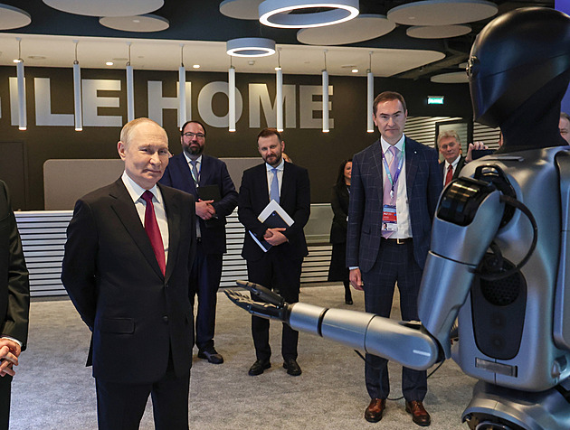 Putinovi po fiasku ukázali nového robota, zatancoval mu. Hezké, utrousil šéf Kremlu