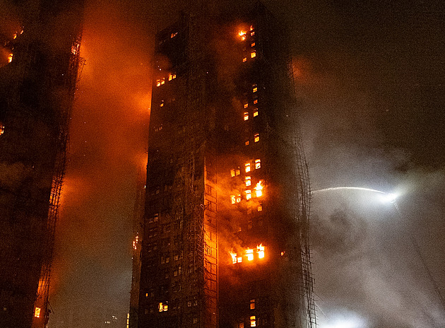 Věžáky jako pekelná past. Požár v Hongkongu je nejhorší za poslední roky