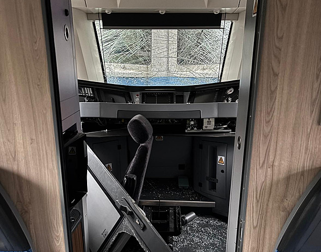 Na trati mezi Zliv a Dvicemi na eskobudjovicku se rno srazil rychlk s osobnm vlakem. (20. listopadu 2025)