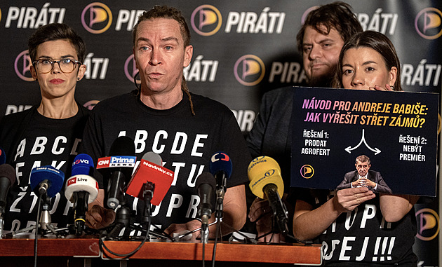 Nevychovaní Piráti. Přijde vám normální tykat sedmdesátiletému politikovi?