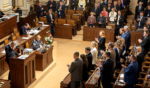 Sněmovna slzám nevěří. Dehumanizace protivníka i vypjaté předávání moci je varovné