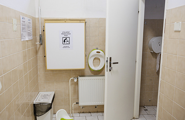 Lidem vadí stav toalet v oblíbeném centru, hlasují pro „spláchnutí minulosti“