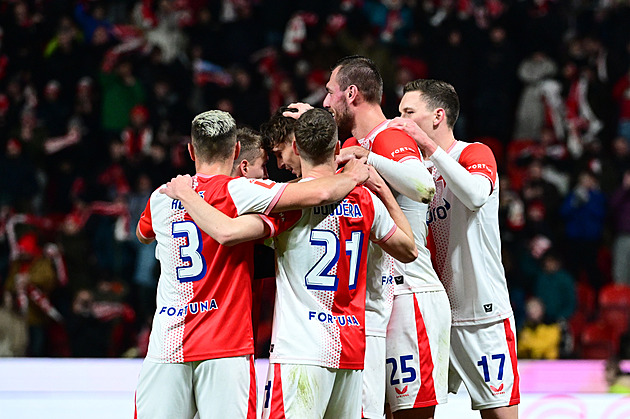 A pískalo by se i naopak? Experti se divili penaltě na Chorého, sudí viděl podražení