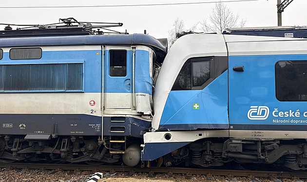 Na trati mezi Zliv a Dvicemi na eskobudjovicku se rno srazil rychlk s osobnm vlakem. (20. listopadu 2025)