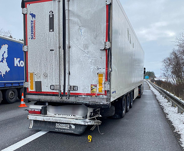 Na D1 u Brna se srazily dva náklaďáky, jeden člověk zemřel. Směr k Ostravě stojí