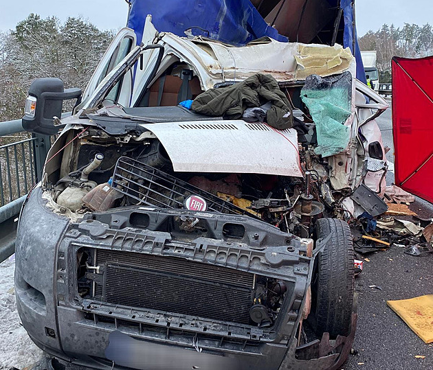 Vysočina'da otoyolda kaza: Minibüs sürücüsü bir kamyonla çarpışarak hayatını kaybetti