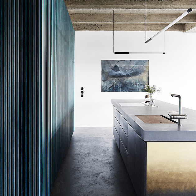 Byt na Letné omráčí surovým betonem. Dřevěný box nahradil příčky