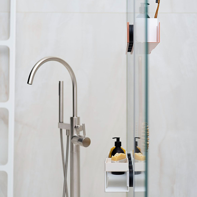 Poličky, které nemusíte přivrtávat, i geniální nápad, jak mít doma pořádek