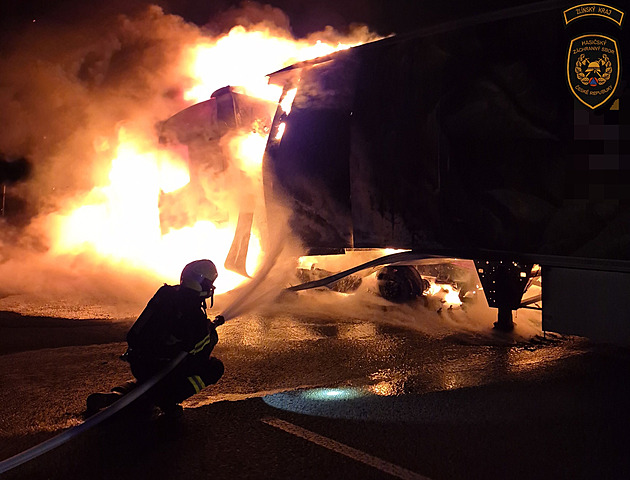 Poár kamionu u Otrokovic zablokoval dálnici D55. (22. listopad 2025)