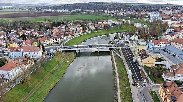 Opravený a rozíený most J. A. Bati, díve Moravní most v Uherském Hraditi má...