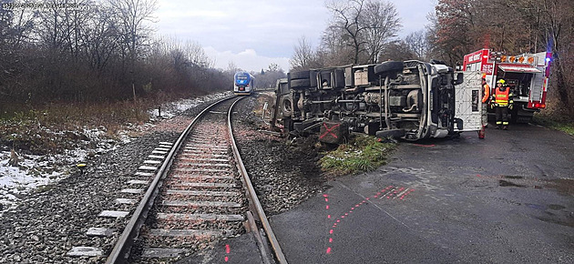 Osobní vlak smetl na pejezdu u Vizovic kamion s mrtvými zvíaty. (27. listopad...