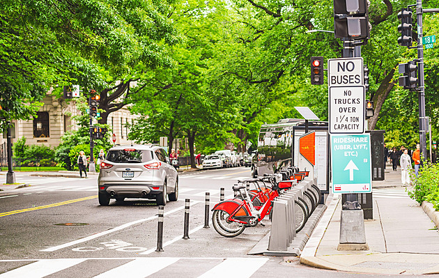 Zákaz, nebo přirážka. Města bojují s turisty na sdílených kolech