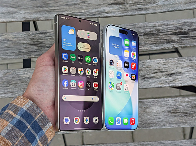 Nejlepší iPhone proti Mobilu roku 2025. Displeje mají parádní oba dva