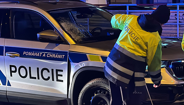 Policejní auto srazilo v Plzeňské ulici v Praze chodce, ten na místě zemřel