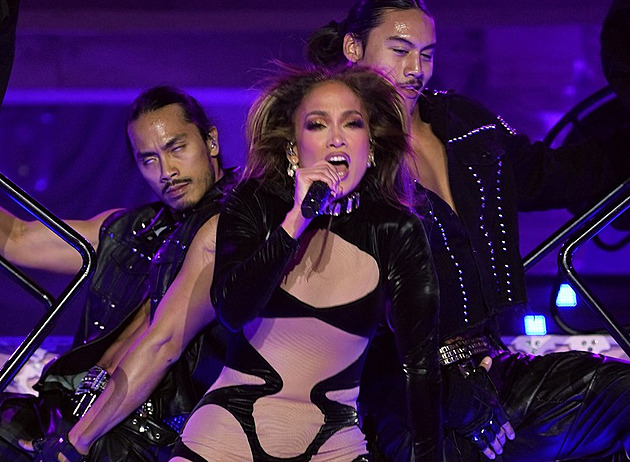 Sexy Lopezová za číslo inkasovala miliony. Na indické svatbě byl i Trump mladší