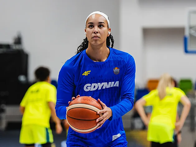 Stephanie Jonesov�, mlad�� sestra Brionny Jonesov�, v dresu Gdyn� p�ed z�pasem...