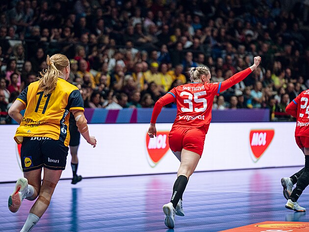 �esk� h�zenk��ka Valerie Smetkov� se raduje v z�pase se �v�dskem na mistrovstv�...