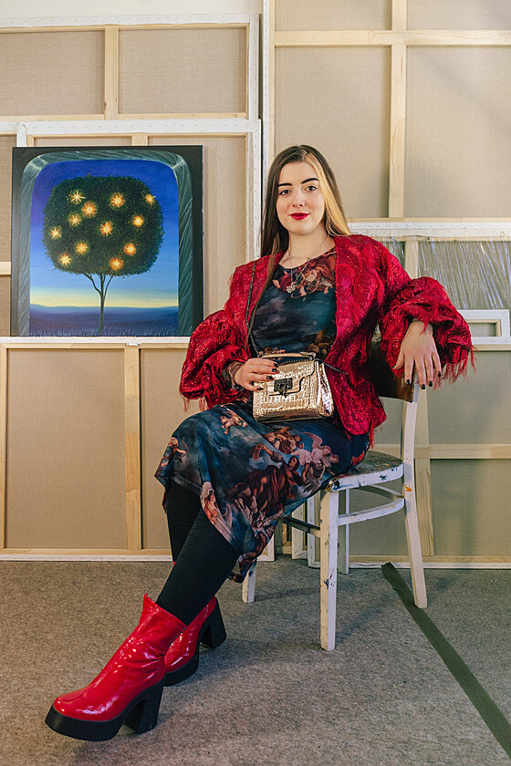 �esk� mal��ka Kl�ra Sedlo p�edstav� vykl�dac� karty podle 600 let star�ho...