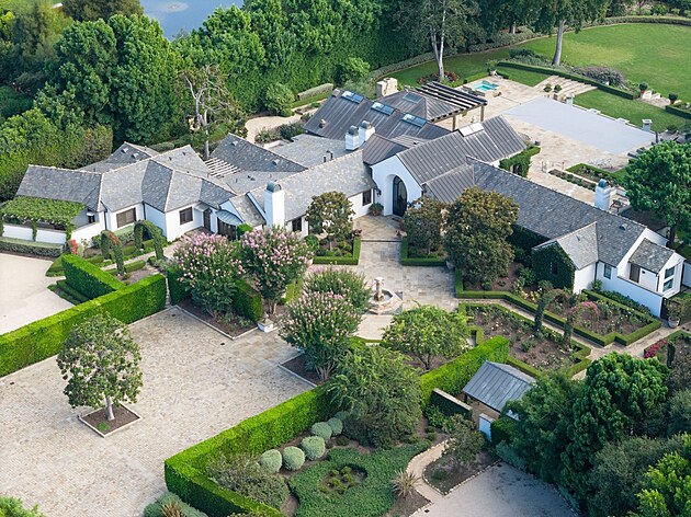 Katy Perry a jej� tehdej�� partner Orlando Bloom v roce 2020 koupili d�m v...