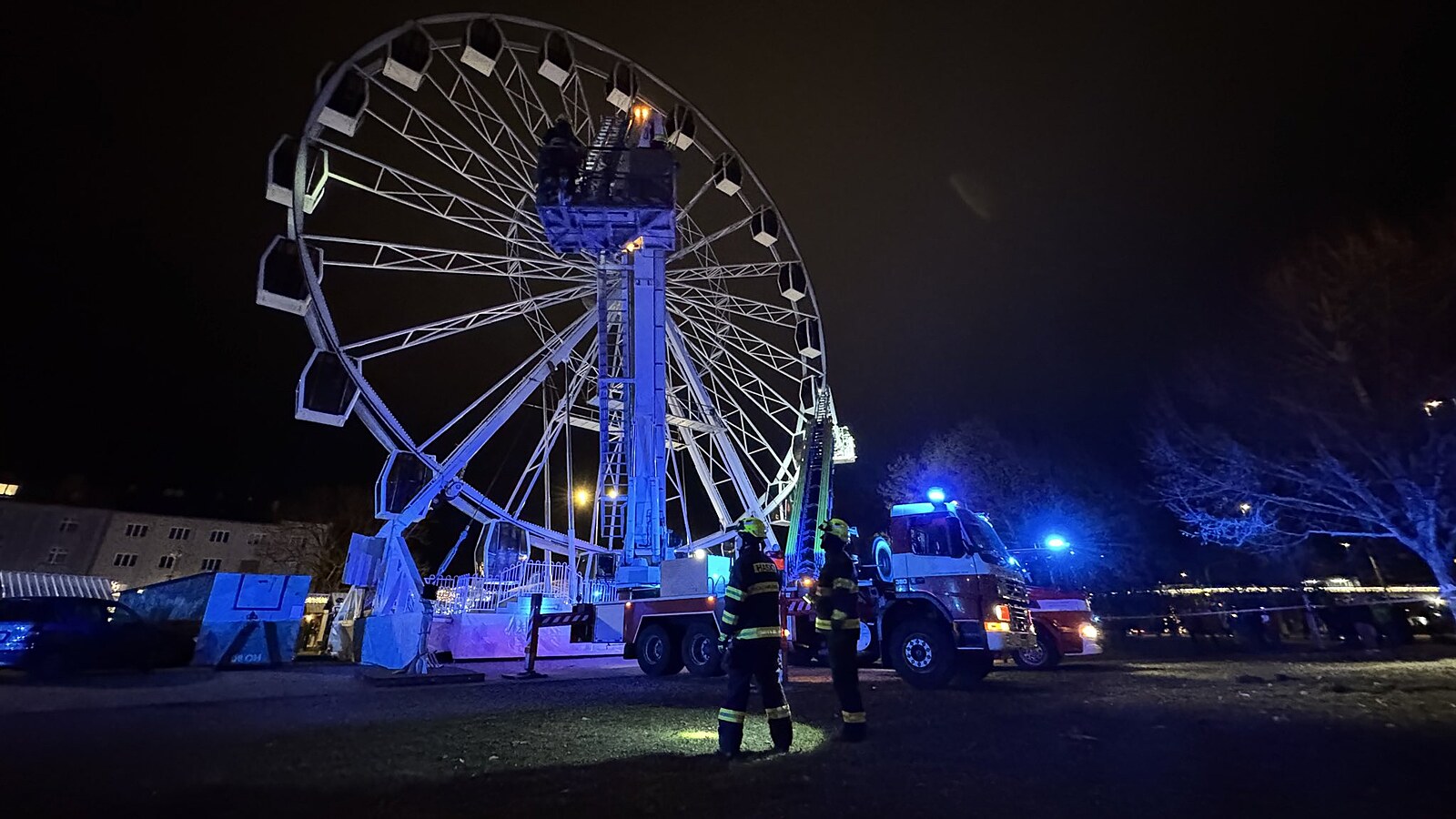 V Olomouci se porouchalo ruské kolo, hasiči evakuují lidi z výšky