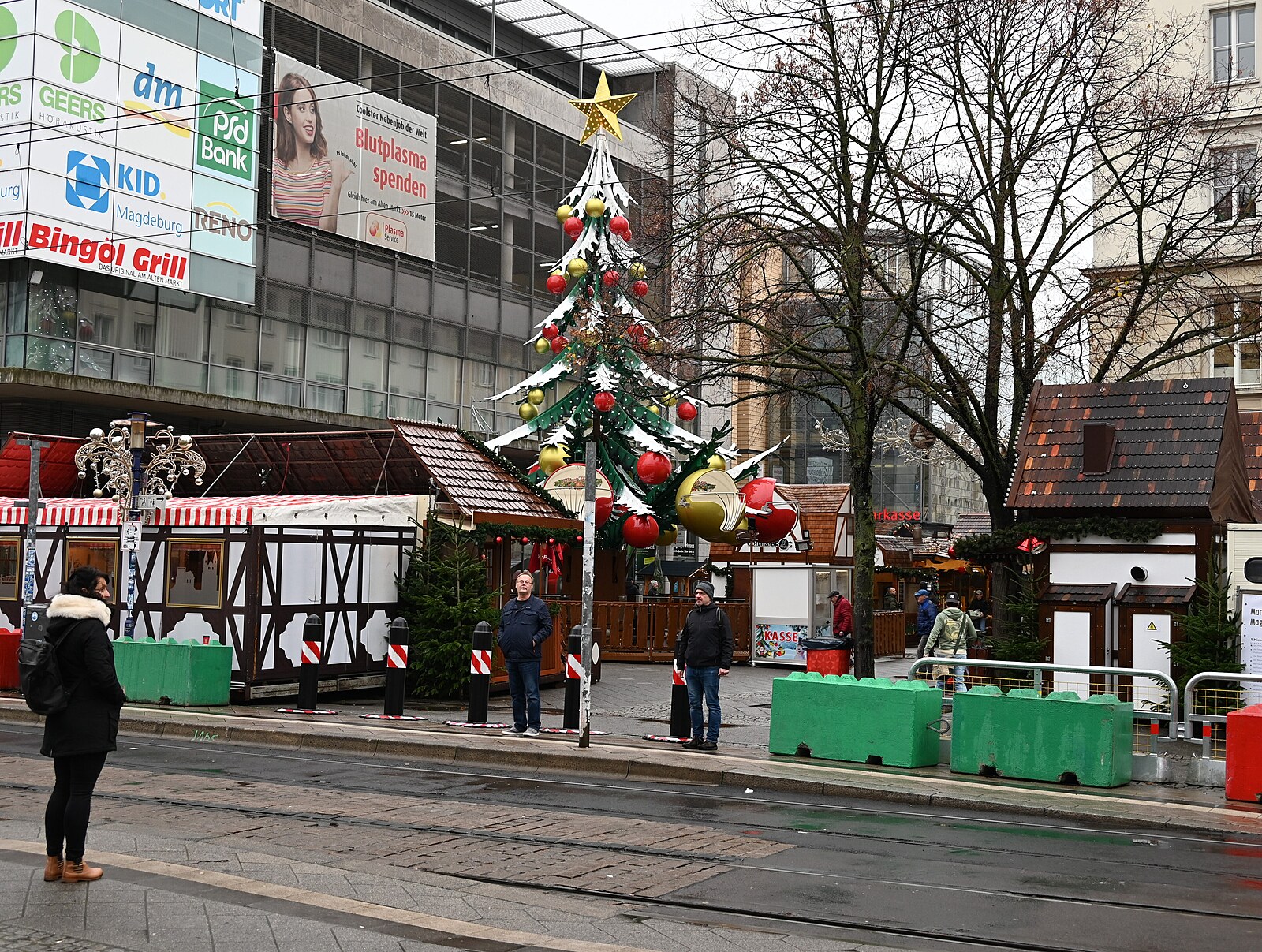 Nervozita, všude zábrany. V Magdeburku rok po útoku otevřeli vánoční trhy