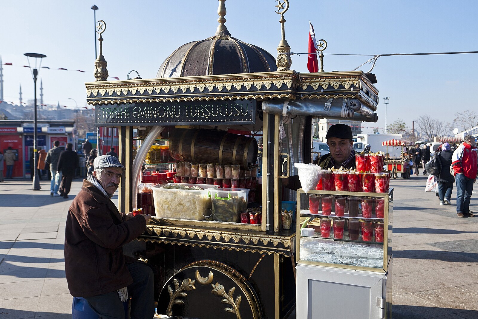 Istanbul panikaří po smrtelné otravě turistů. Prodejce jídla čekají masivní kontroly