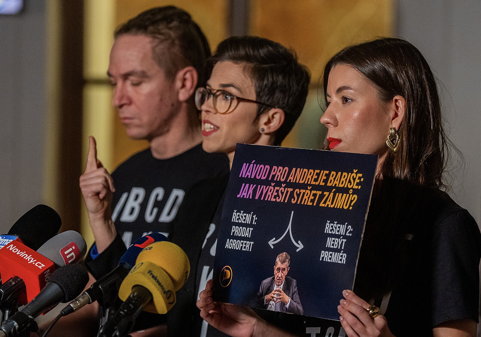 O kolik by snížili plat? Piráti chtějí trestat členy vlády za absence při interpelacích