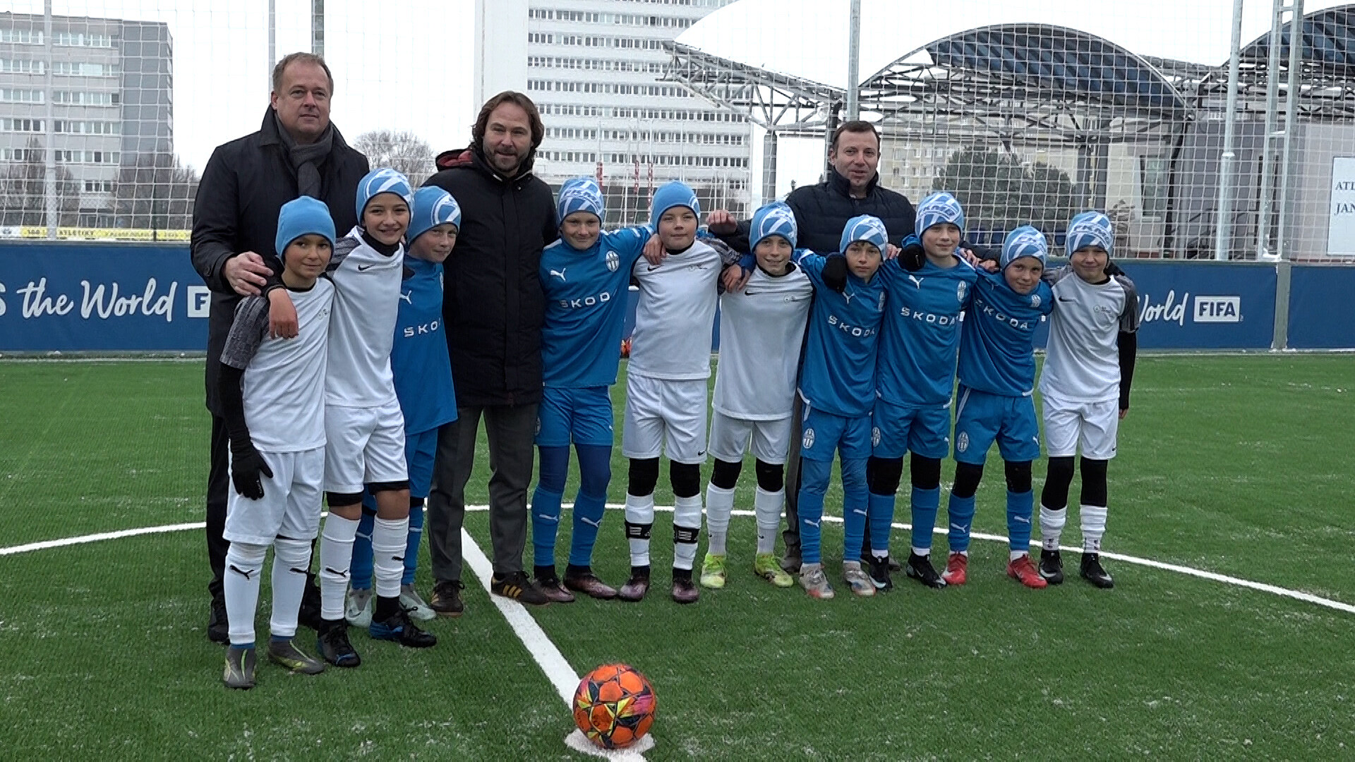 Nedvěd s předsedou FAČR Trundou otevřeli v Boleslavi první FIFA Arenu v zemi