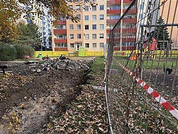 Na h�i�ti budou nové chodní�ky i tráva. Zmizí také betonová plocha.