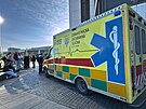 Z�sah zdravotnick�ch z�chran��� u Kongresov�ho centra v Praze. P�ed vstupem na...