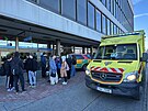 Z�sah zdravotnick�ch z�chran��� u Kongresov�ho centra v Praze. P�ed vstupem na...