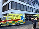 Z�sah zdravotnick�ch z�chran��� u Kongresov�ho centra v Praze. P�ed vstupem na...