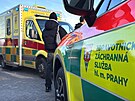 Z�sah zdravotnick�ch z�chran��� u Kongresov�ho centra v Praze. P�ed vstupem na...