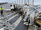 Kamion na sjezdu ze silnice I/68 narazil do protihlukov� st�ny. Padaj�c� kusy...