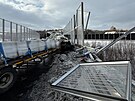 Kamion na sjezdu ze silnice I/68 narazil do protihlukov� st�ny. Padaj�c� kusy...