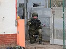Voj�ci a z�lo�n�ci b�hem cvi�en� Hradba 2025 ve �lapanov� na Havl��kobrodsku...