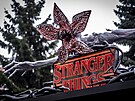 Instalace Stranger Things na Albertov� l�k� kolemjdouc� i fanou�ky seri�lu (24....