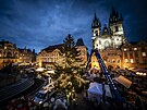 Instalace v�no�n�ho strome�ku na Starom�stsk�m n�m�st� v Praze. Zdoben� a...