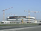 Práce na stavb� hokejové arény v Milán� stále probíhají.