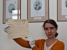 Irena Moravcov� ze Zemsk�ho archivu v Opav� s jedn�m ze za�ifrovan�ch...