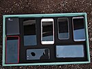 P�i domovn�ch prohl�dk�ch policist� na�li i mobiln� telefony.