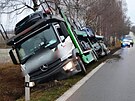 Kamion p�ev�ej�c� auta havaroval u Lib�jovic.