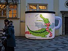 Velk� nafukovac� plech��ek s motivem draka je um�st�n na n�dvo�� radnice...