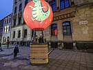 Maketa horkovzdu�n�ho bal�nu stoj� na rohu Ra��novy a Jakubsk� ulice. Lid� se...