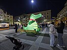 Nafukovac� drak sed� u sochy Jo�ta na Moravsk�m n�m�st� v Brn�. (listopad 2025)